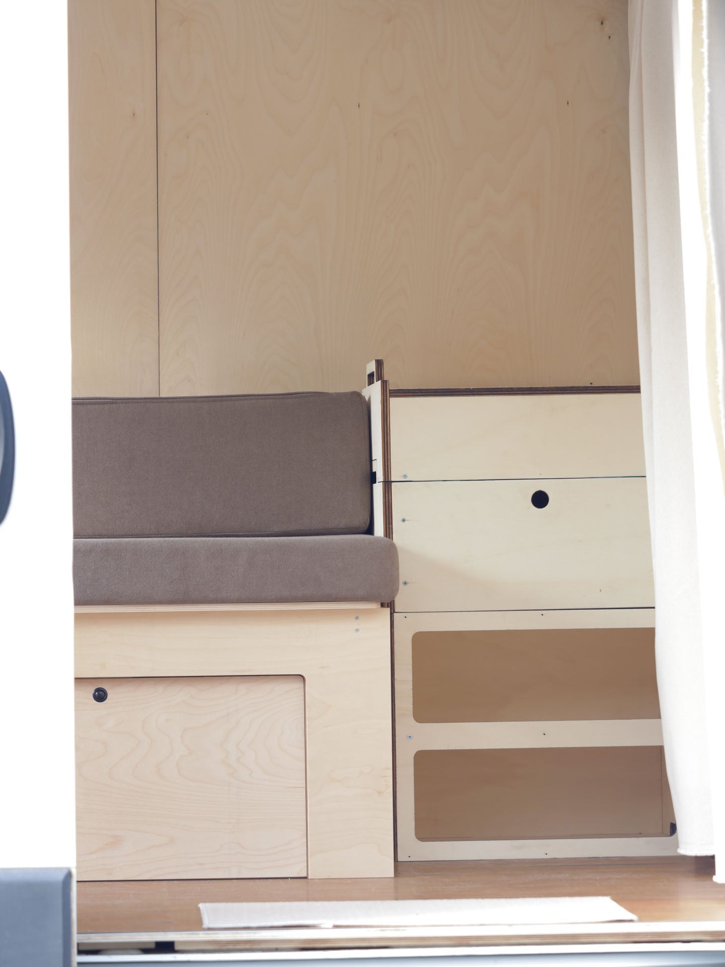 Totem slot Nom Outdoor in versione nicchia multifunzione, modulo storage modulare per camperizzazione van compatibile con sistema Totem.