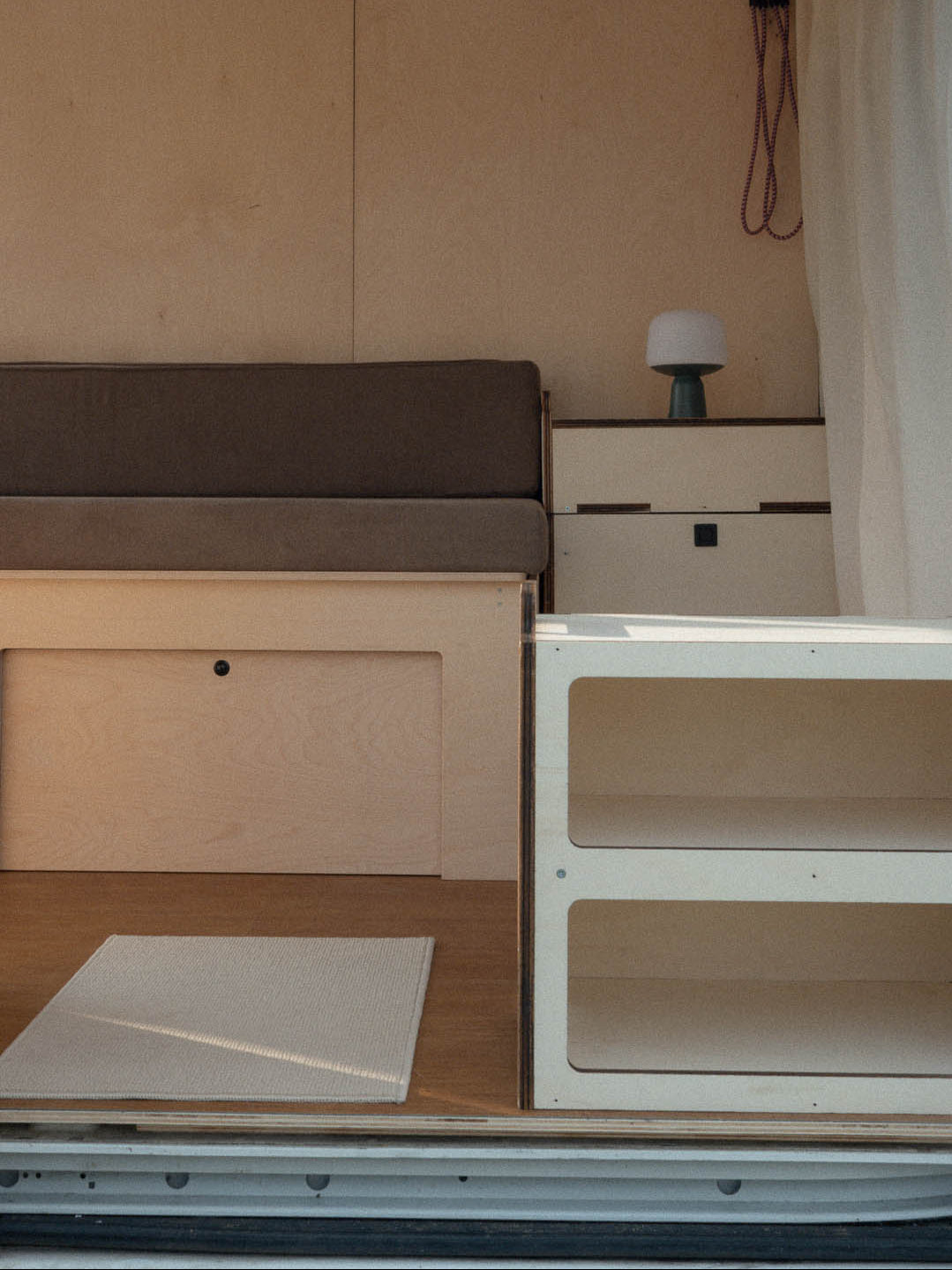 Totem Slot Nom Outdoor posizionato verso l’esterno del van, modulo storage modulare per camperizzazione van utilizzabile dentro e fuori dal furgone