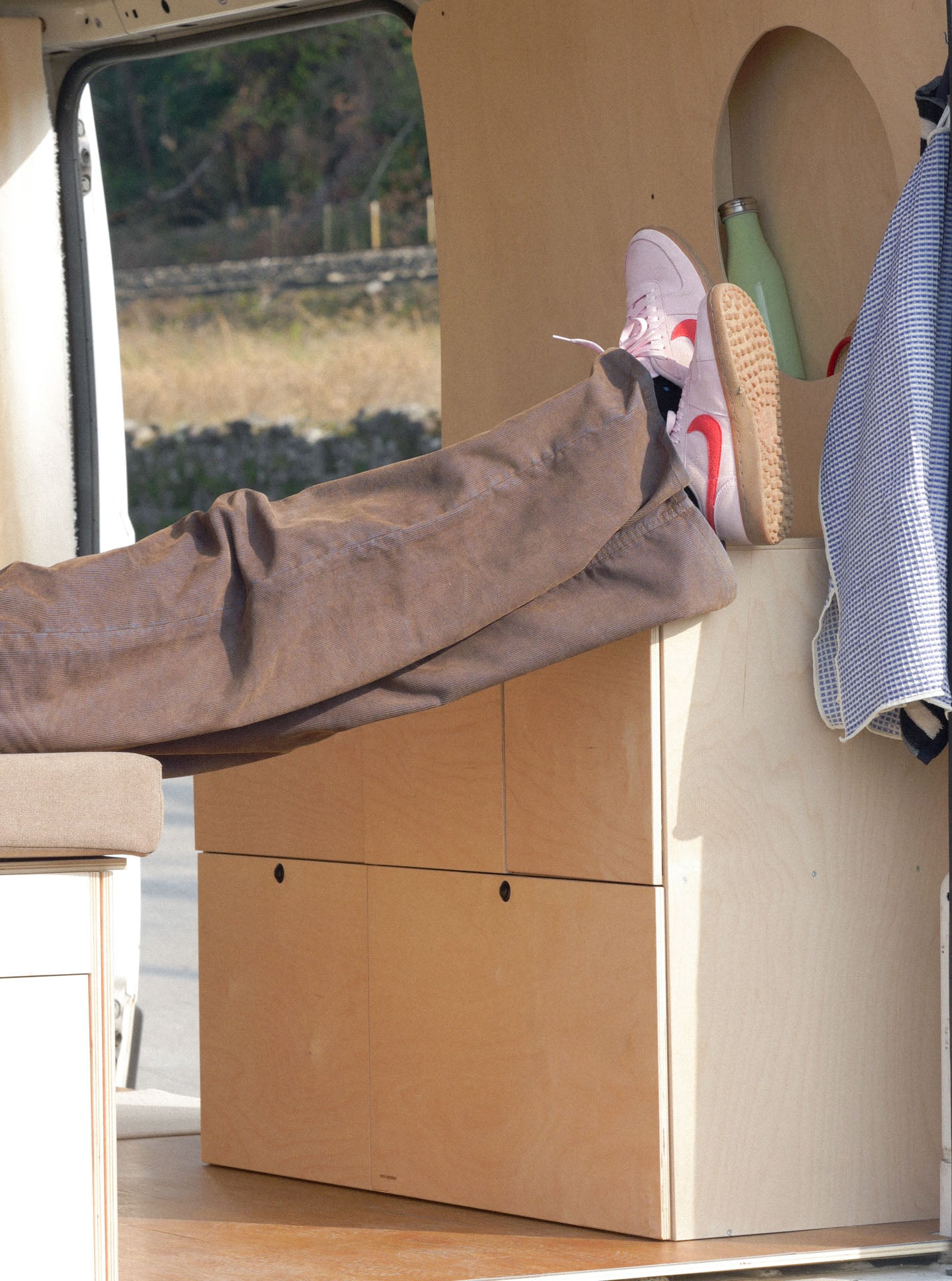 Nom Van Storage S che mostra la comodità del modulo storage con tavolo estraibile e spazi organizzati, soluzione per camperizzazione van modulare.