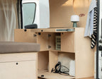 Nom Van Storage S con tutte le ante aperte e tavolo estraibile esterno, modulo storage in betulla per camperizzazione van modulare e organizzazione interna del furgone