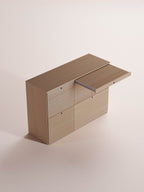 Nom Van Storage S in still life su sfondo neutro, modulo storage in multistrato di betulla per camperizzazione van modulare.