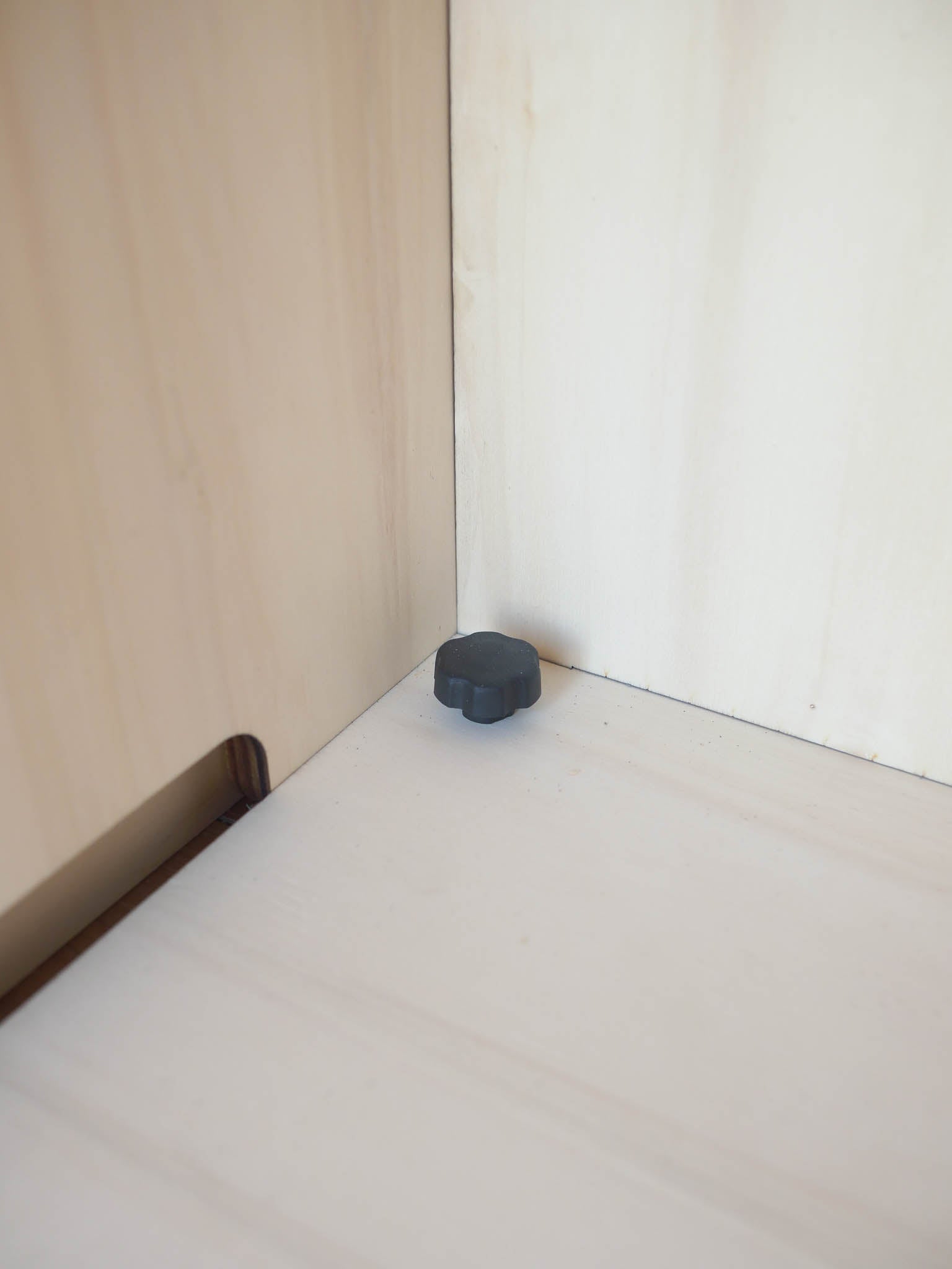 Dettaglio vite a farfalla per il fissaggio del modulo Totem HIDE nel van, sistema removibile per camperizzazione modulare